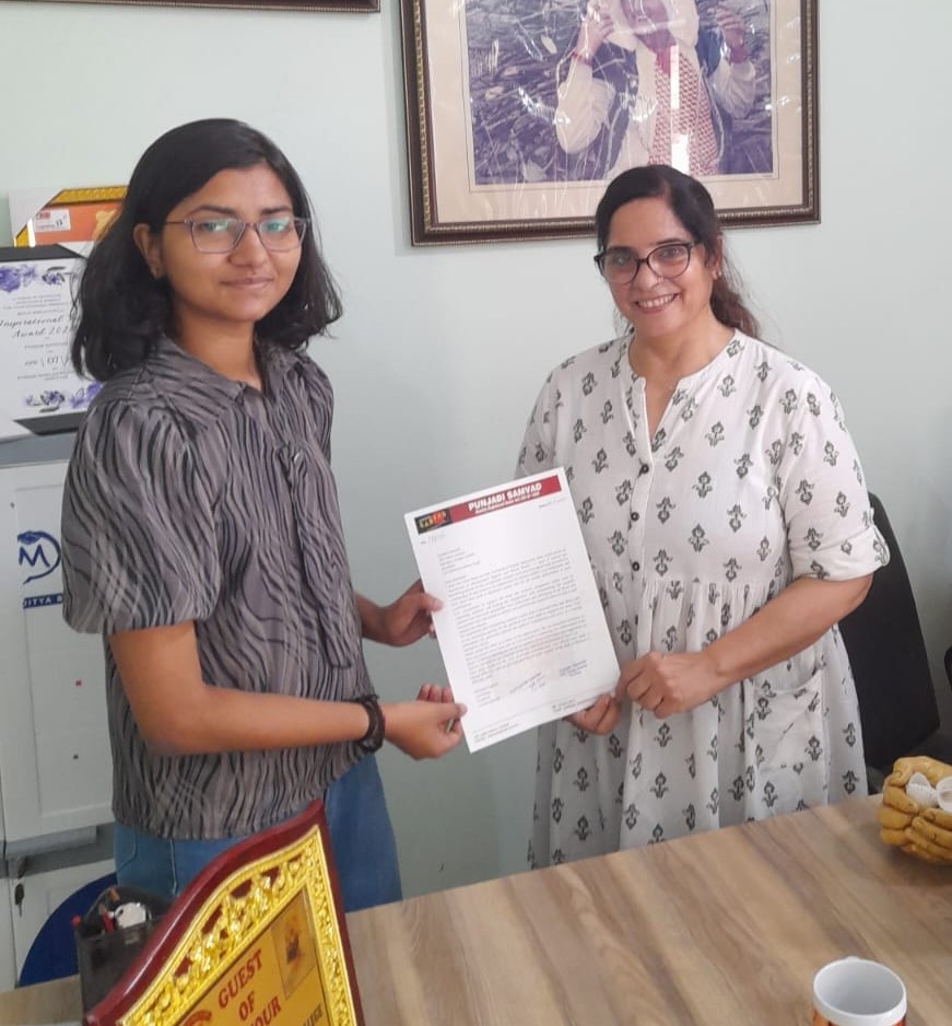 Jyoti Bawa presenting an internship certificate to a student